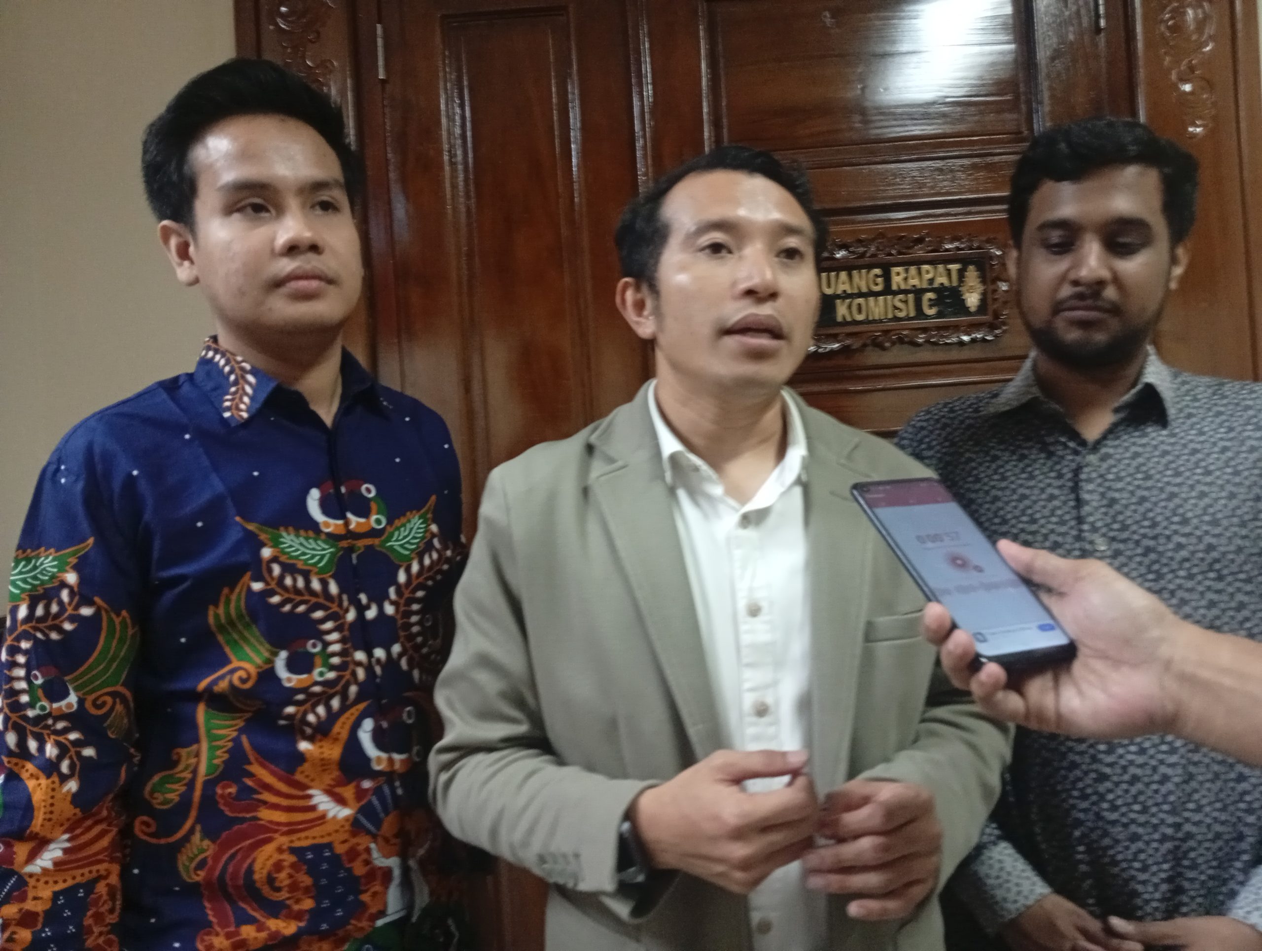 Ketua Komisi C DPRD Jatim DR Adam Rusdi bersama pengurus Bakorda HIPMI PT Jatim